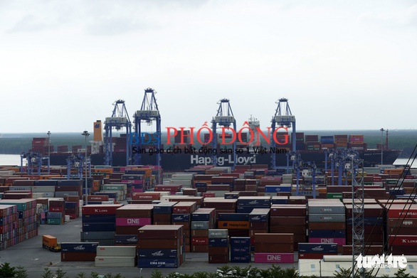 Tàu container cỡ lớn đang làm hàng tại Cái Mép - Thị Vải 